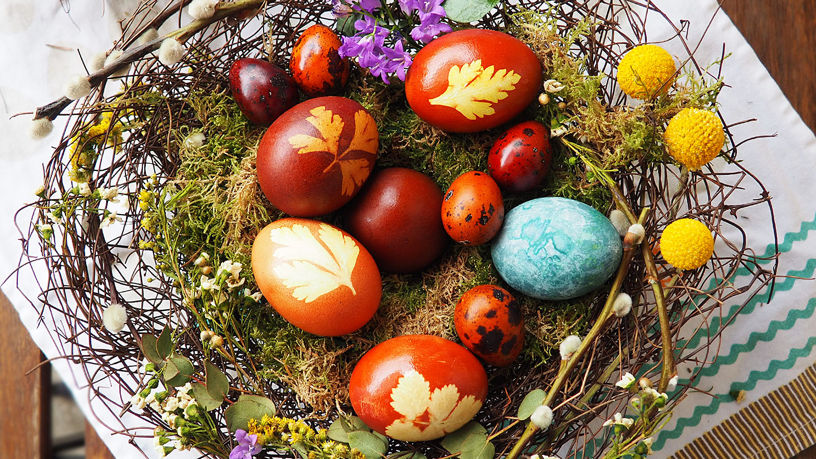  Vopsitul și încondeierea ouălor