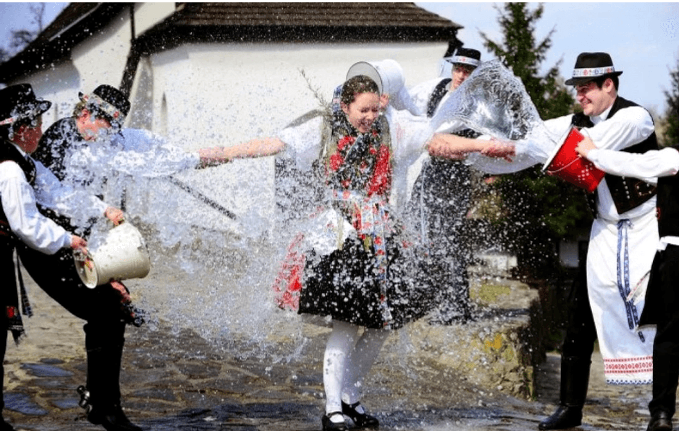 Lunea Paștelui – udatul fetelor